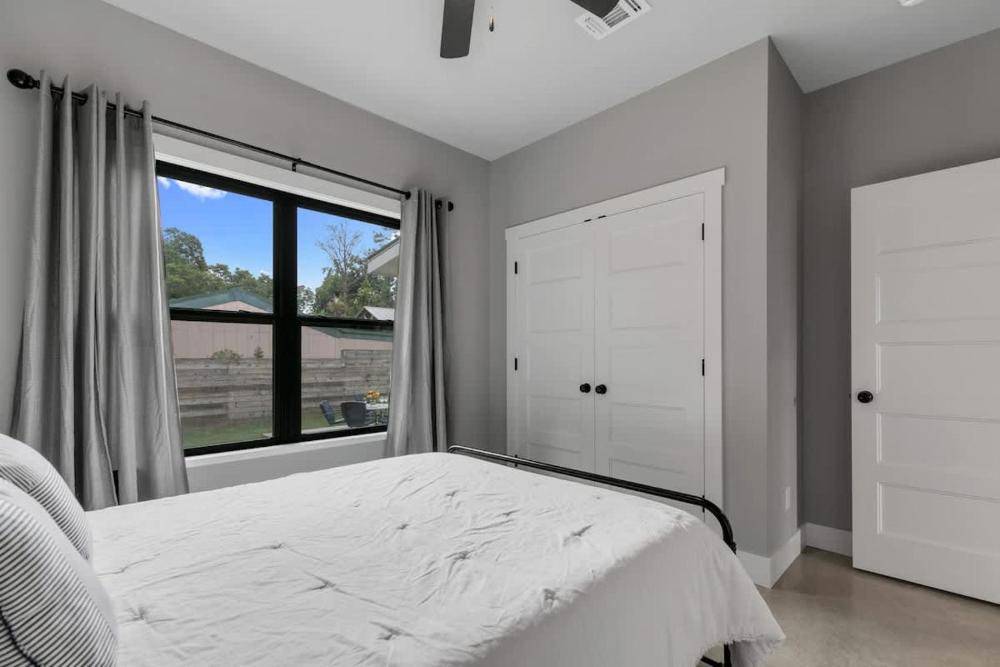 Luxury Home 3blck from Main St with FirePit